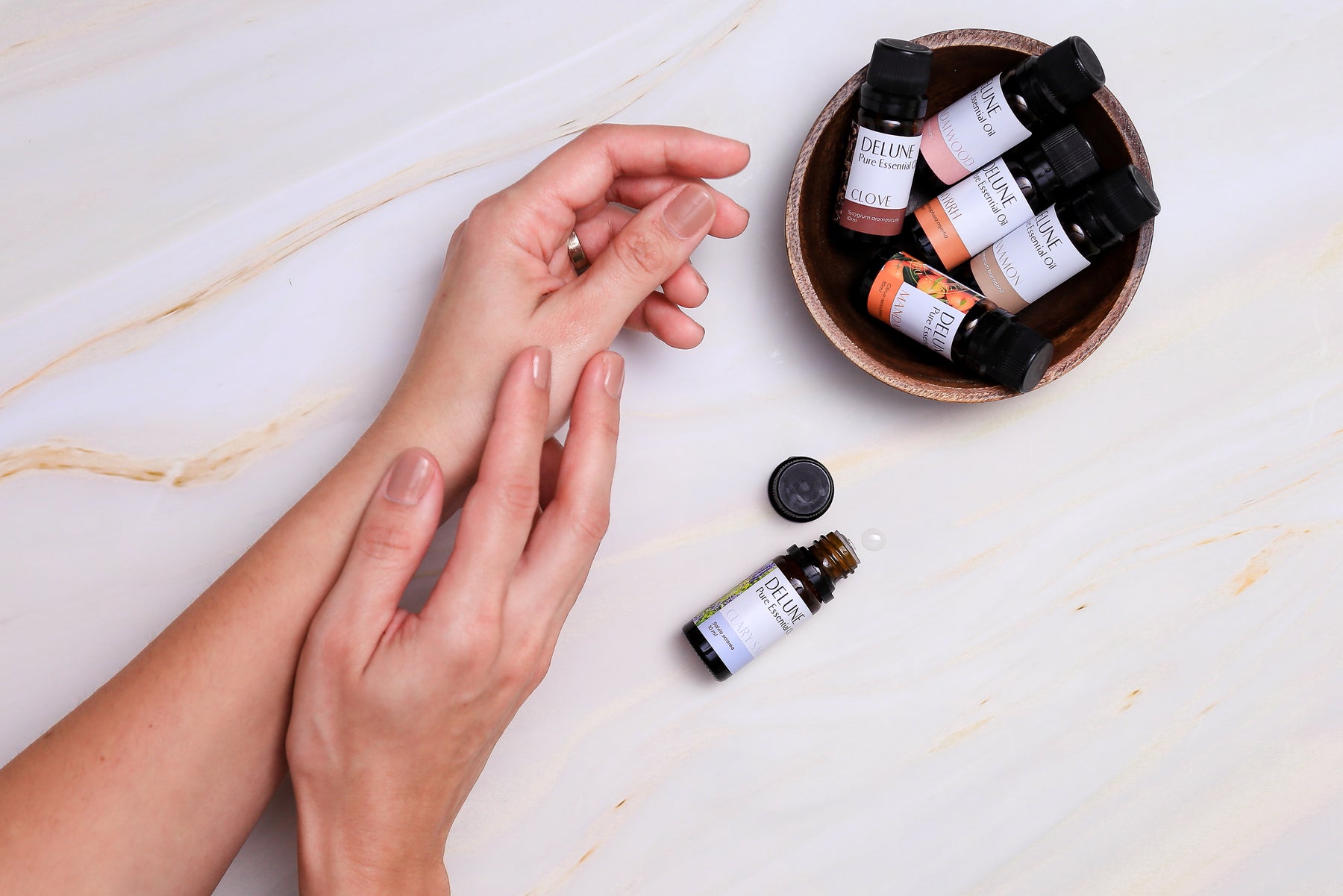 The Power of Pulse Points: How to Use Delune's Pure Essential Oils for Maximum Benefits