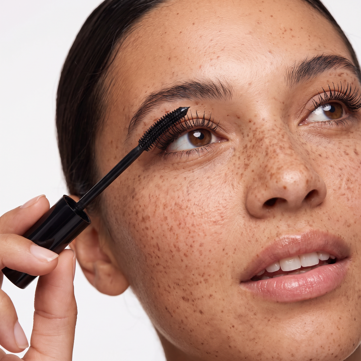 Delune Tubing Mascara, applying the wand to the upper lashes